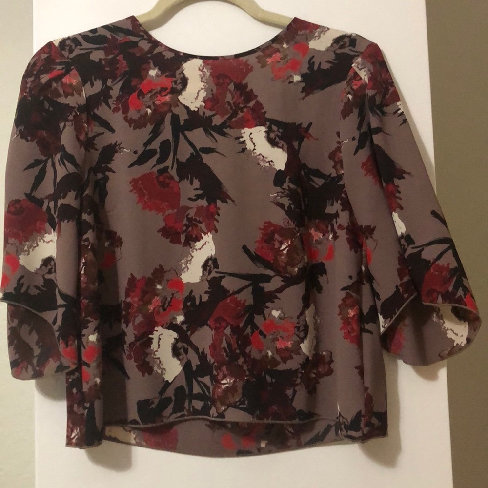 Aritzia floral top slightly cropped size small